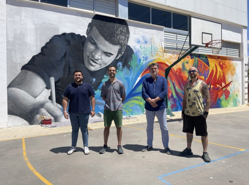 La iniciativa de la delegación de Juventud ‘MRB Urban Project’ recala en el IES Guadalpín cumpliendo con su objetivo de acercar el arte urbano a las aulas con el mural del artista Alejandro Bermejo