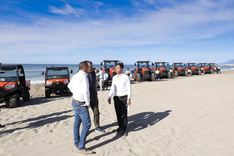El Ayuntamiento renueva la flota del servicio de limpieza y mantenimiento de playas con la incorporación de una decena de vehículos