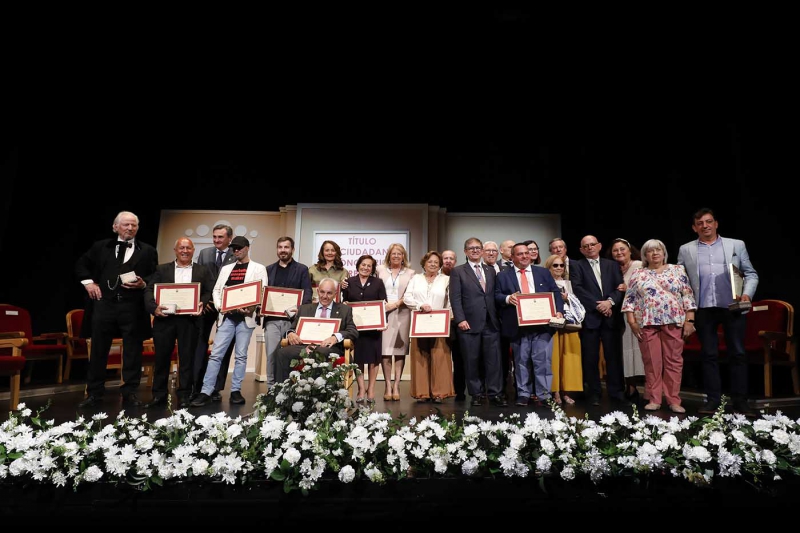 La alcaldesa afirma en la entrega del título de Ciudadanos Honorarios que los valores que encarnan los homenajeados “convierten a Marbella en una ciudad más excelente”