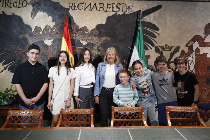 La alcaldesa recibe a la banda de rock infantil ‘Minuto y medio’ y a las cantantes Astrid Verweij y Vera Lukash, representantes marbellíes en ‘La Voz Kids’