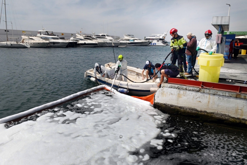 Una treintena de efectivos de los servicios de emergencia participa en un simulacro de rescate acuático en el Puerto Deportivo Virgen del Carmen y en la playa de El Faro