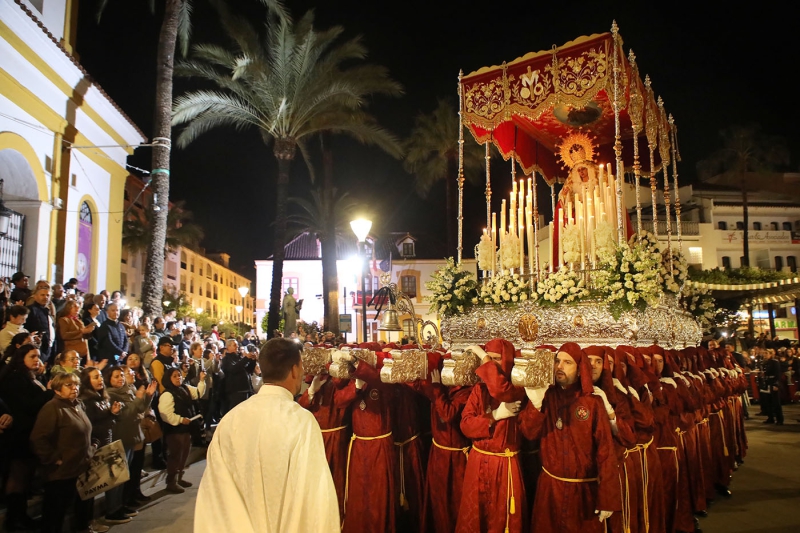San Pedro Alcántara se reencuentra con el Nazareno, que acortó su salida procesional del Jueves Santo