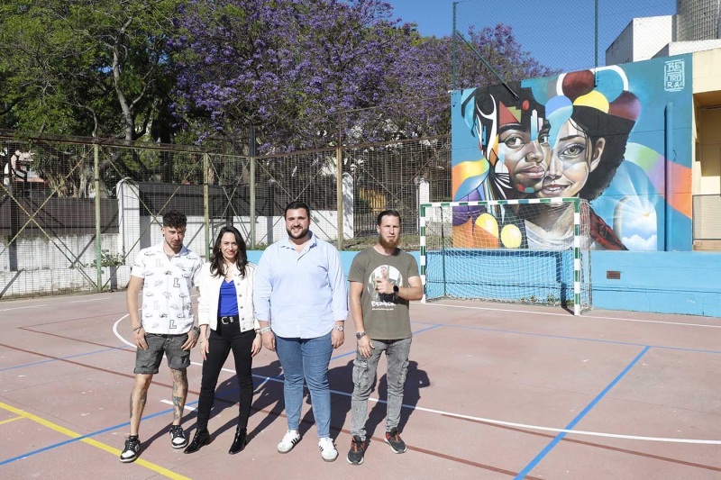 El IES Sierra Blanca abre la segunda iniciativa de ‘MRB Urban Project’ con la plasmación de dos murales que representan los valores de diversidad e igualdad y el viaje educativo del alumnado del centro