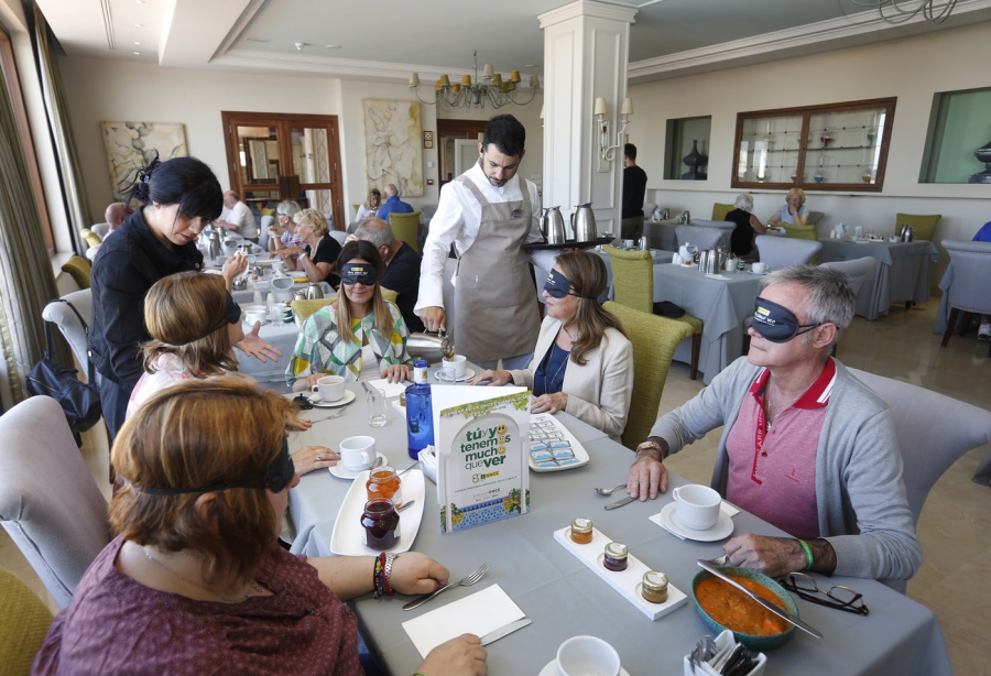 Marbella se suma a la Semana de la ONCE con un ‘Desayuno a ciegas’ para sensibilizar sobre las limitaciones de las personas con discapacidad visual