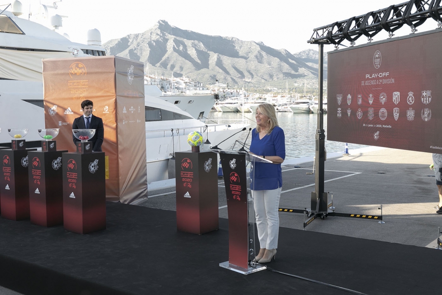 La alcaldesa destaca que Marbella es el mejor escenario para albergar grandes eventos deportivos en el acto del sorteo del playoff de ascenso a Segunda División