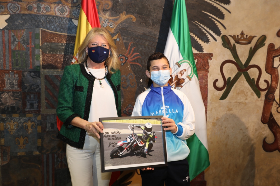 La alcaldesa recibe al joven piloto Jesús Ríos y destaca su contribución a la promoción de la ciudad de la mano del programa Marca Marbella