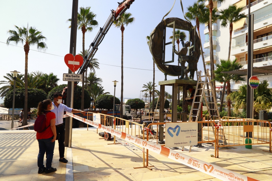 El Ayuntamiento reinstala el monumento a la Libertad de Expresión en su emplazamiento en la Avenida del Mar tras su restauración