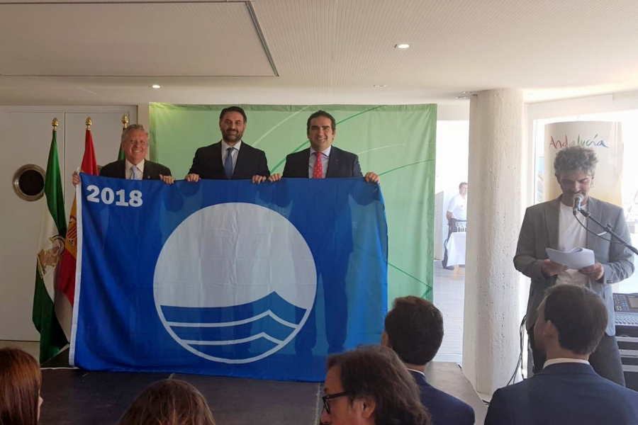 El Ayuntamiento recibe en El Puerto de Santa María las cinco banderas azules obtenidas para esta temporada