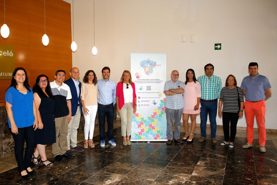 La alcaldesa asiste a una jornada sobre autismo celebrada en San Pedro Alcántara