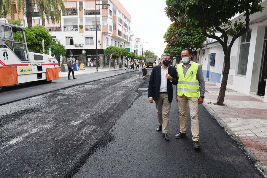 La Tenencia de Alcaldía de San Pedro Alcántara culmina la reforma de la red de saneamiento de la céntrica avenida Oriental con los trabajos de reasfaltado de la vía