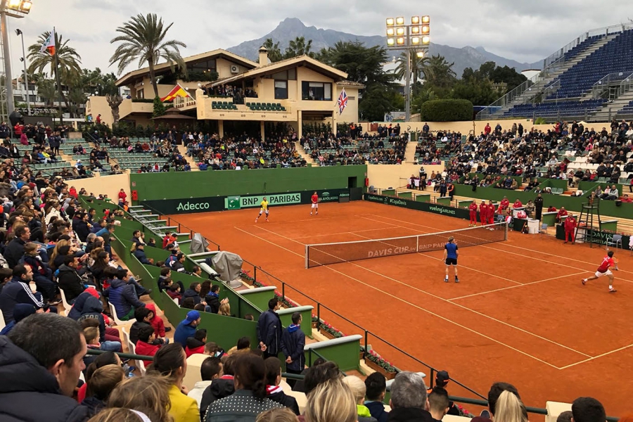 La pista central del club de tenis de Puente Romano ha acogido este miércoles el entrenamiento a puerta abierta del equipo español de la Copa Davis