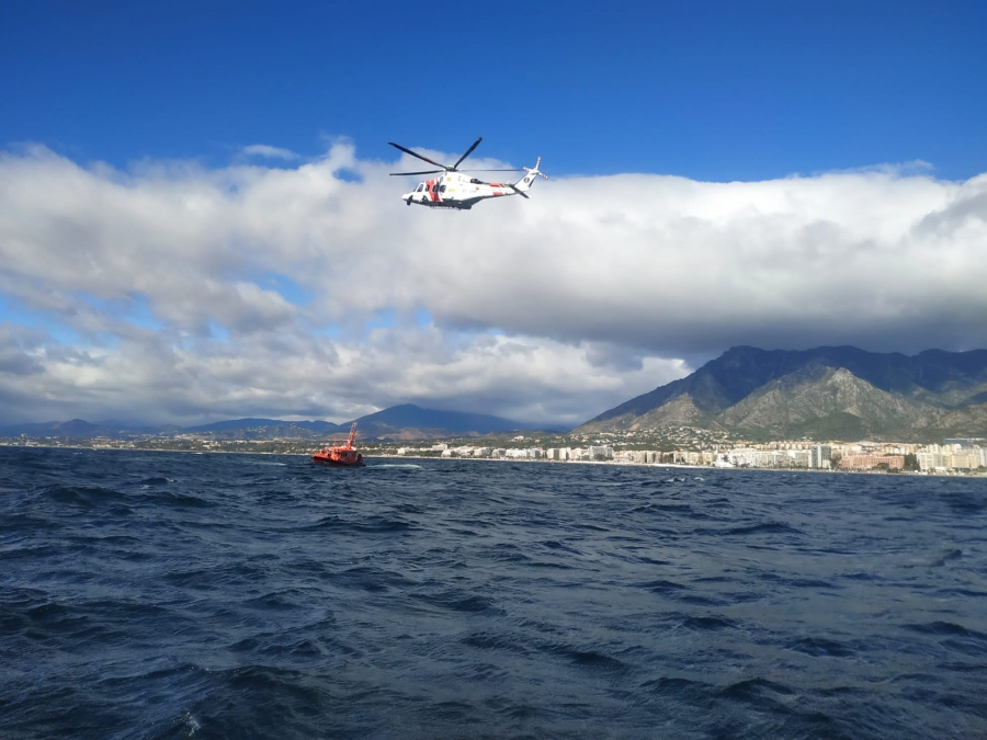 La Unidad Subacuática del Cuerpo de Bomberos de Marbella realiza maniobras de emergencia en coordinación con Salvamento Marítimo para reforzar la eficiencia en los rescates