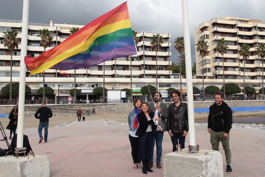 El Ayuntamiento iza la bandera LGTBI como compromiso “de respeto, trabajo y protección de los derechos de este colectivo”