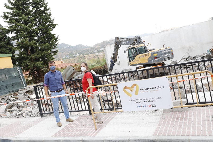 El Ayuntamiento acomete la demolición de la nave en la calle Alfredo Palma y acondiciona la parcela que permitirá la creación de veinte plazas de aparcamiento
