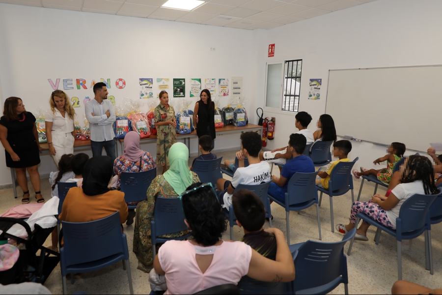 El Ayuntamiento hace entrega de material escolar a los menores que participan en el proyecto POPI sobre absentismo y vulnerabilidad social