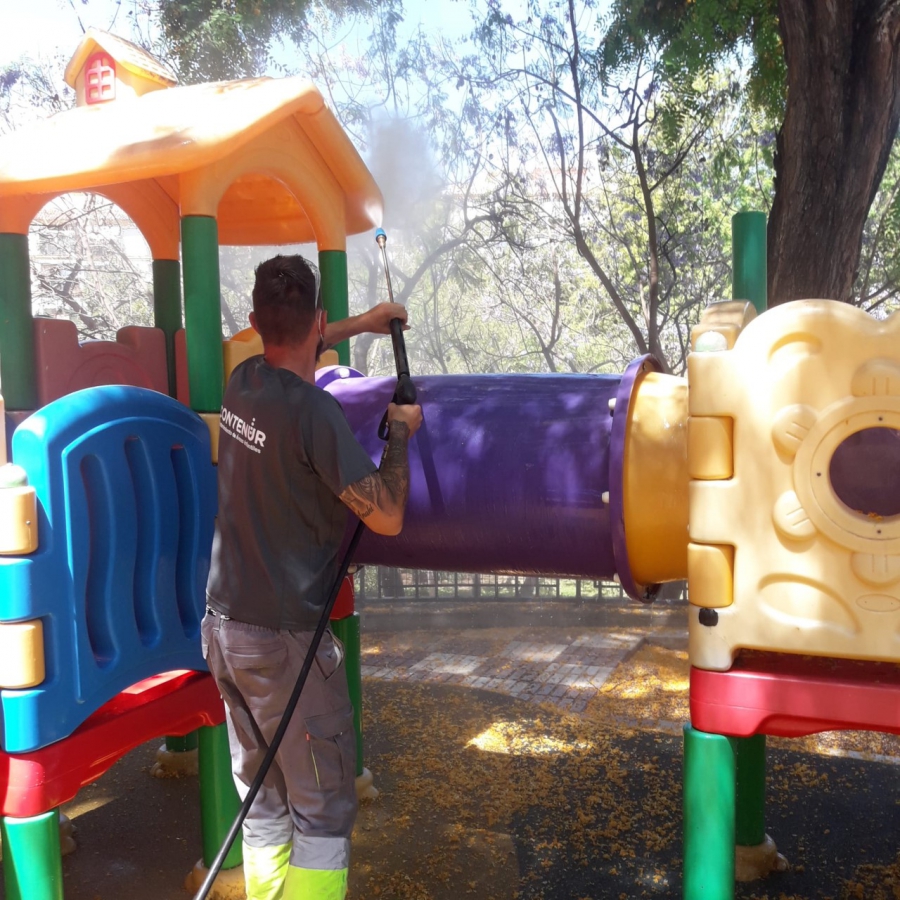 El Ayuntamiento informa de la reapertura de las áreas de juegos infantiles de los parques públicos con control del aforo y labores de desinfección diaria