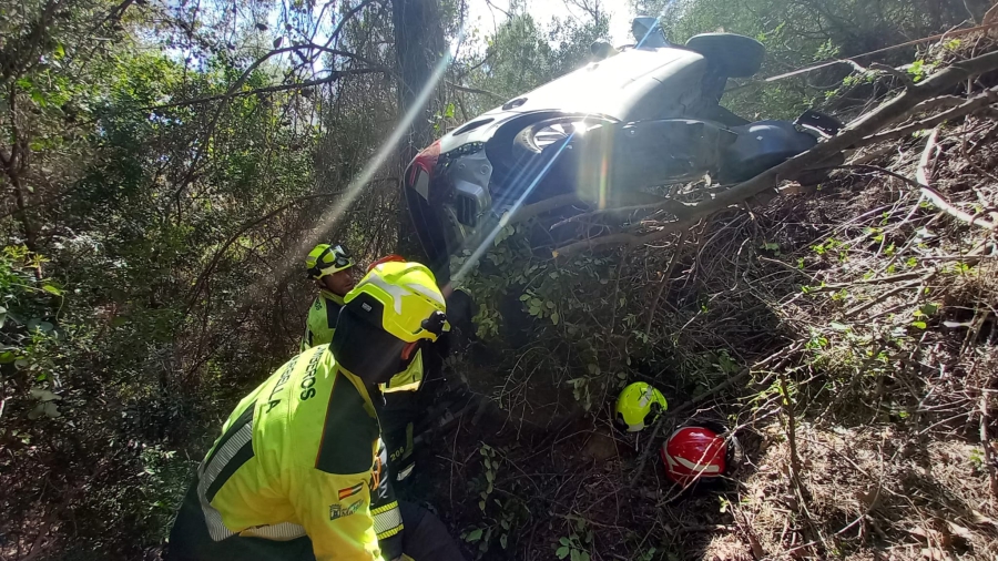Bomberos de Marbella rescatan al conductor de un vehículo que se salió de la carretera y se precipitó por un barranco de 70 metros