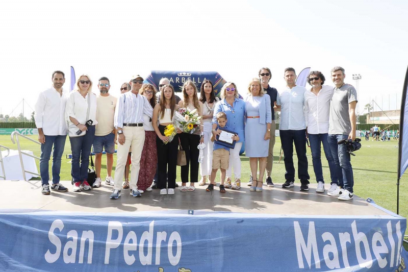 La alcaldesa respalda el torneo de fútbol base ‘Enrique Moreno’, que ha reunido a más de 1.400 jugadores y ha rendido homenaje al periodista deportivo