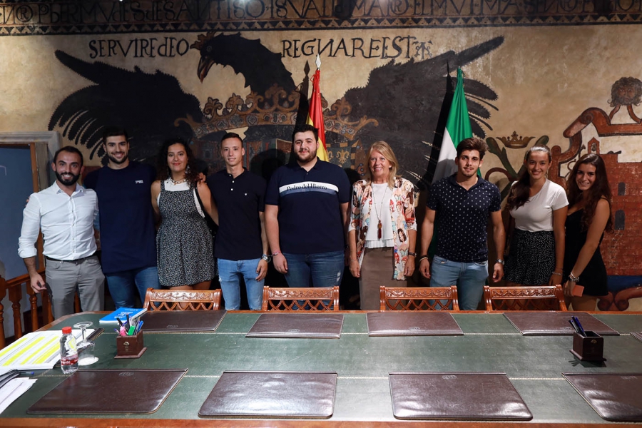 Representantes de la asociación juvenil 'Marbella es más' visitan el Ayuntamiento