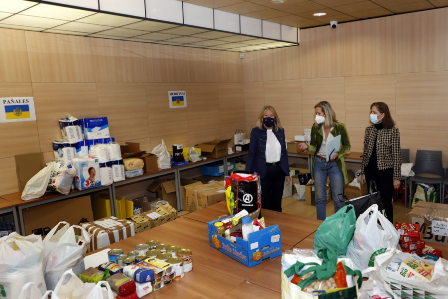 El punto de recogida de artículos de primera necesidad para Ucrania, ubicado en el Palacio de Congresos, ha recibido ya más 11.000 kilos de alimentos, medicinas y enseres