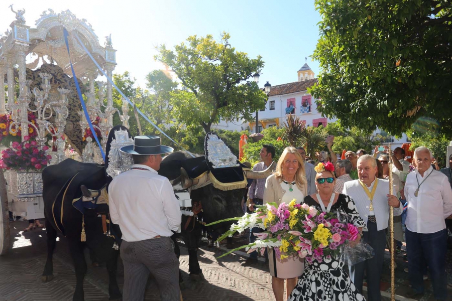 La alcaldesa en funciones acompaña a la Hermandad del Rocío en el inicio de su peregrinación a Almonte