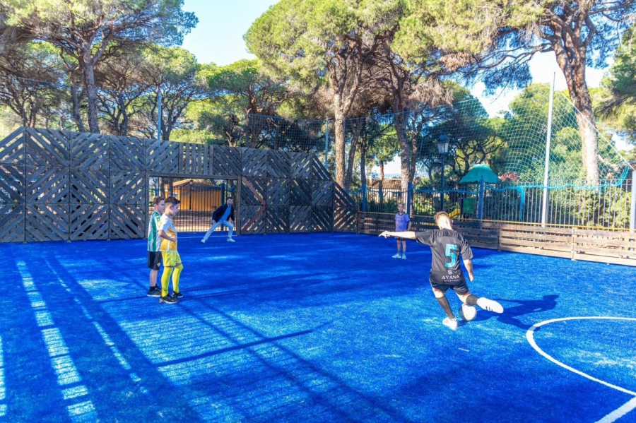 El Ayuntamiento culmina la remodelación integral de la pista de fútbol 5 del parque Vigil de Quiñones, que estrena un nuevo césped artificial de altas prestaciones