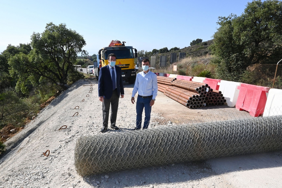 El Ayuntamiento inicia las obras en el carril del General de Las Chapas para solventar de forma definitiva el deterioro del vial debido a la incidencia de las lluvias