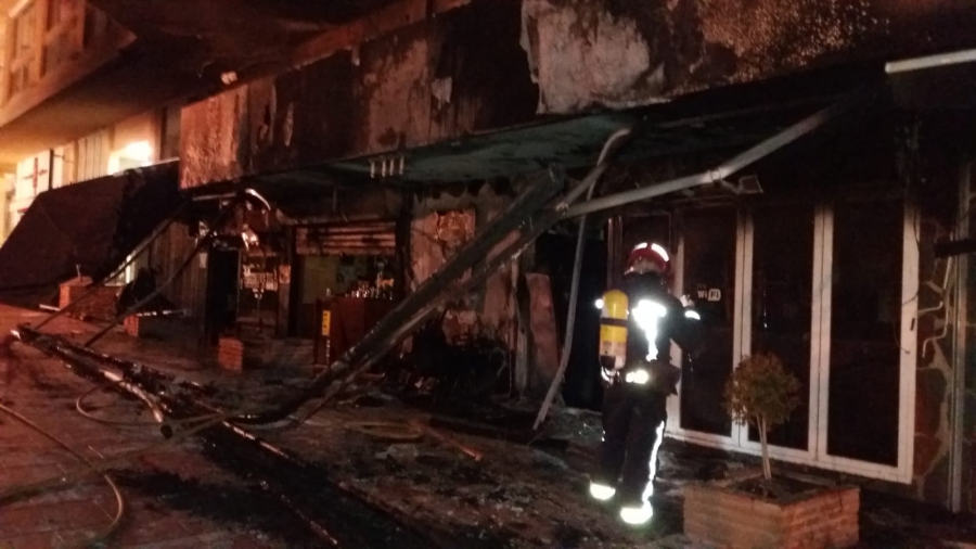Bomberos sofocan un incendio que afectaba a varios establecimientos y amenazaba con propagarse al bloque de viviendas superior