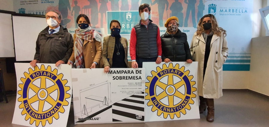 La delegación de Derechos Sociales recibe una docena de mamparas de protección del Rotary Club de Marbella, que culmina la donación de un total de 120 que ha repartido entre distintos colectivos