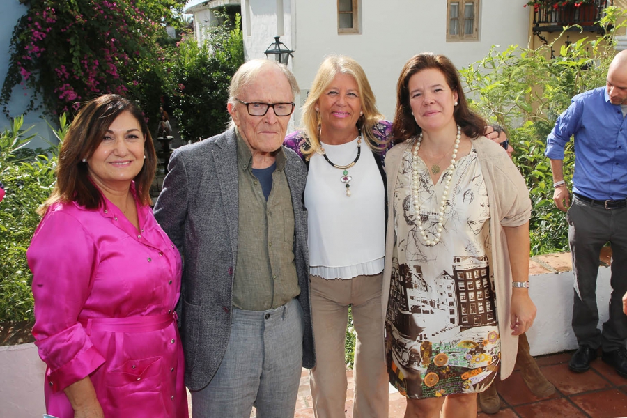 La alcaldesa destaca la contribución de Donald Gray “a enriquecer el patrimonio artístico de Marbella con La Virginia, uno de los mejores ejemplos de la arquitectura tradicional andaluza”