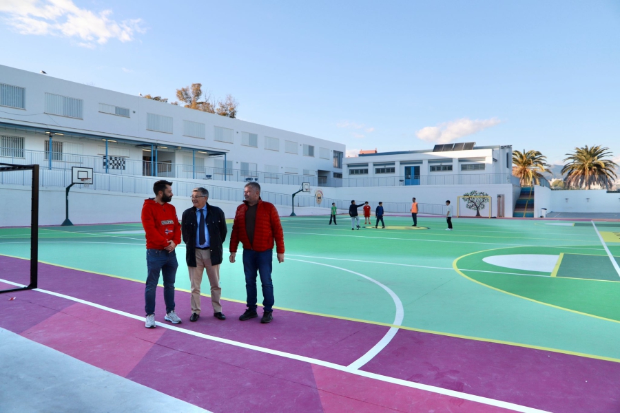 El Ayuntamiento renueva la pista deportiva del CEIP María Teresa León y la dota de un diseño más moderno y vanguardista