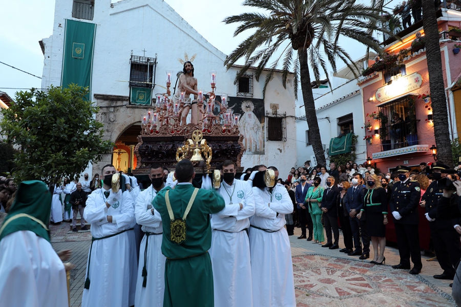 Marbella arropa a la Hermandad de La Columna en su esperado reencuentro con el Barrio Alto