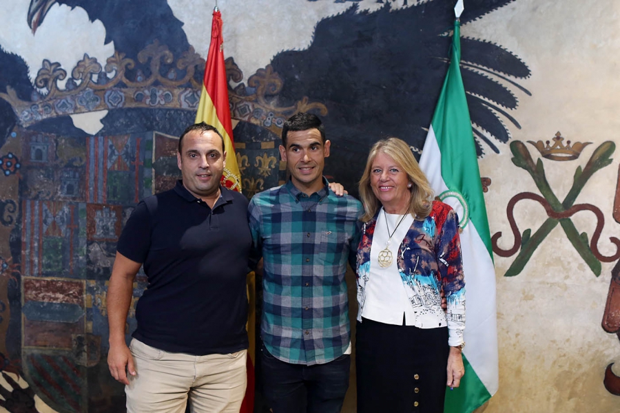 La alcaldesa felicita al triatleta marbellí Juan Antonio Gómez tras el triunfo en su categoría en el Ironman de Malasia