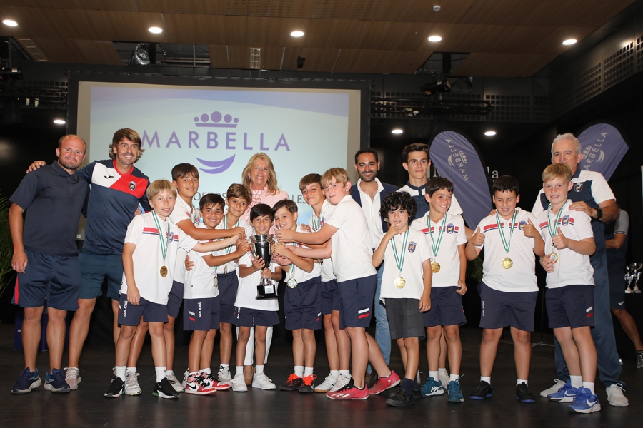 El Ayuntamiento entrega los trofeos de las diferentes ligas locales y reconoce la trayectoria en el mundo del fútbol de Joaquín Serrano Lima, 'Cuqui'
