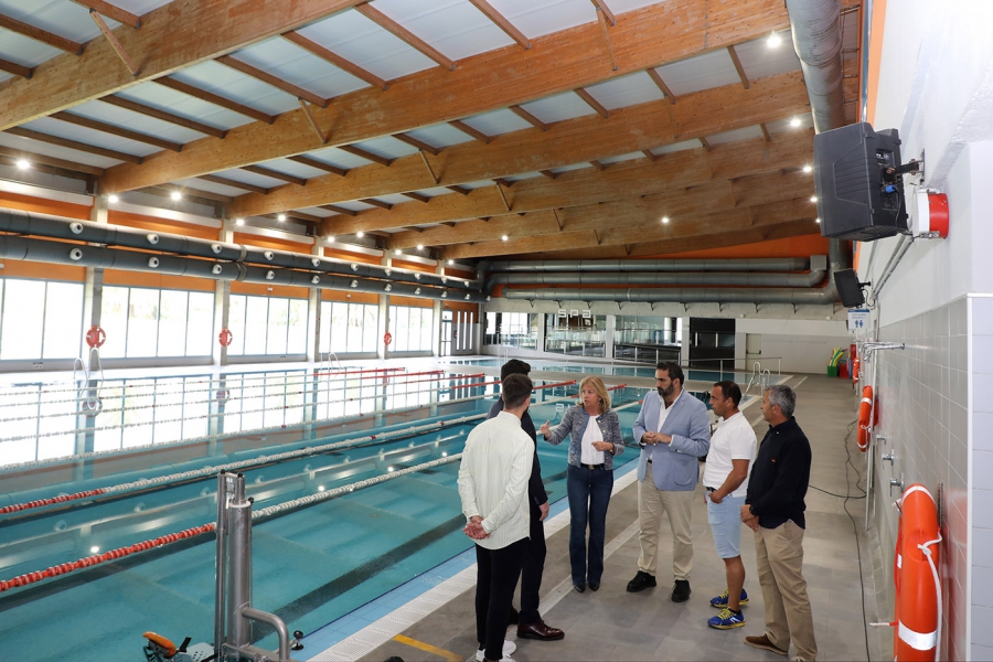 La alcaldesa visita las instalaciones del centro deportivo de Fuentenueva, que reabrirá la zona de agua el 3 de mayo y renovará las cuatro pistas de pádel