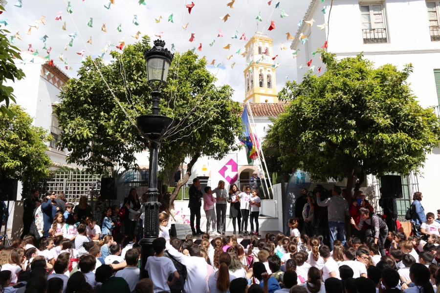 Cientos de pajaritas de colores y de versos escritos por medio millar de escolares sobrevuelan el Casco Antiguo en el arranque del Festival Marpoética