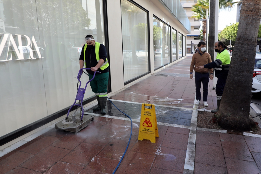 El Ayuntamiento recuperará más de 50.000 metros cuadrados de pavimento de Puerto Banús con la reposición de solería dañada y la aplicación de tratamientos contra las manchas
