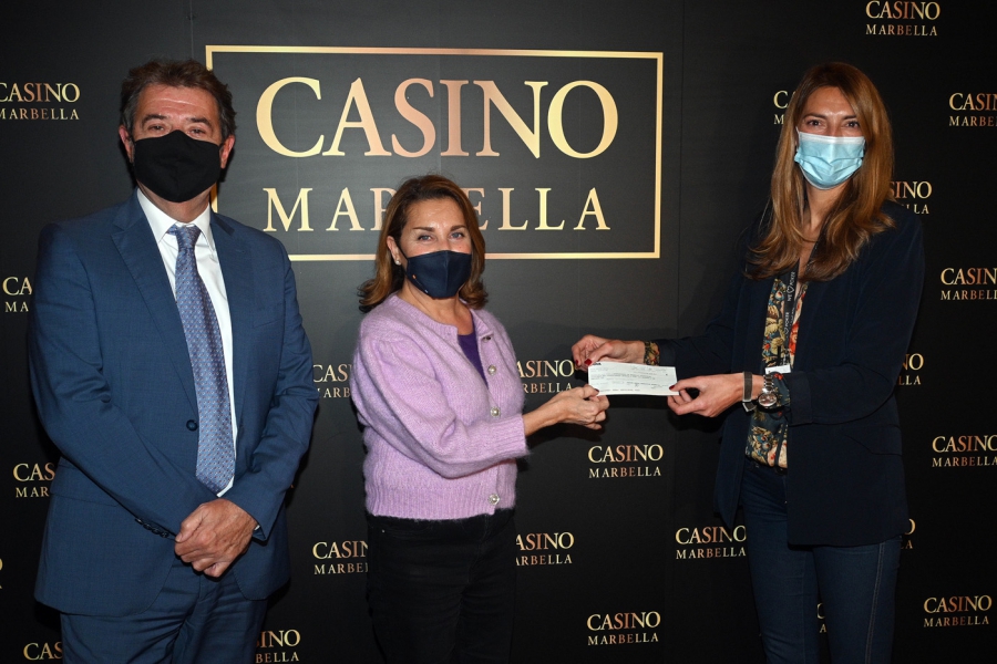 El Ayuntamiento recibe de Casino Marbella cerca de 6.500 euros de las fichas extraviadas en 2021, que destinará a las familias más desfavorecidas