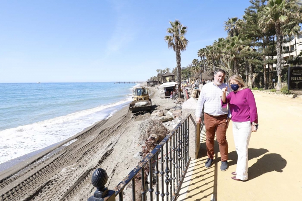 La alcaldesa destaca la recuperación progresiva de las playas gracias al trabajo de un operativo especial a triple turno y con más de 40 máquinas