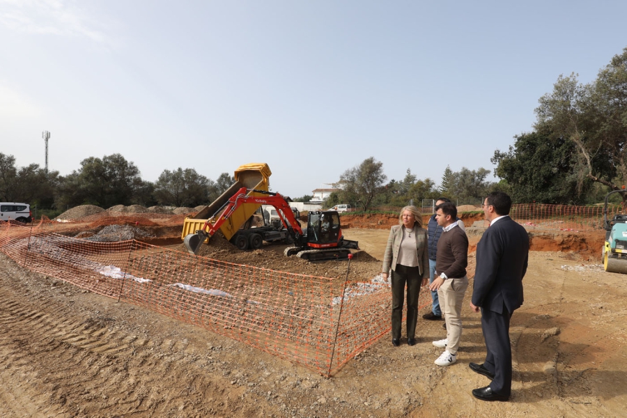 El Ayuntamiento inicia la construcción de la piscina municipal de Las Chapas en una parcela de 6.000 metros cuadrados anexa al nuevo centro de salud, que contará con instalaciones deportivas y aparcamientos