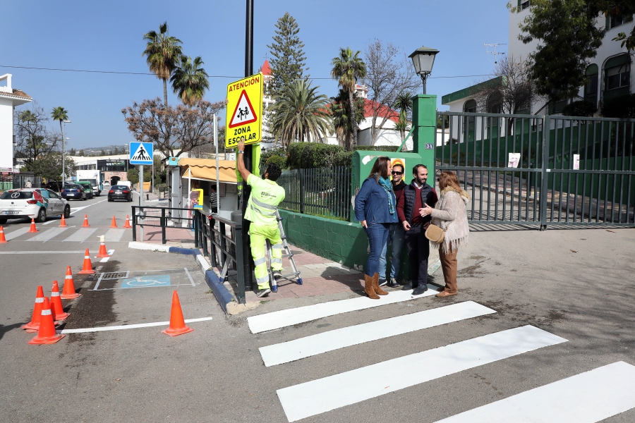 Tráfico mejora la seguridad vial en el entorno de los centros educativos de Nueva Andalucía dentro del Plan de señalización, que ha contado con más de 236.000 euros de inversión en los últimos dos años en este distrito