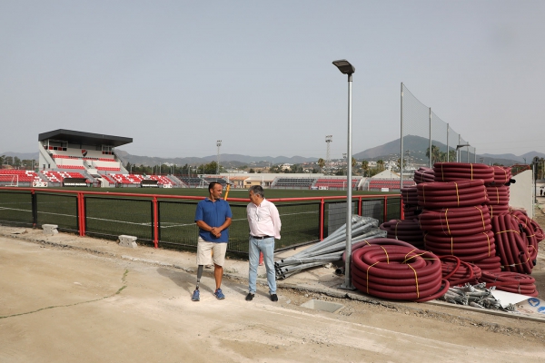 La renovación de las infraestructuras eléctricas en el estadio municipal Antonio Naranjo y el polideportivo Juan José Almagro supondrá un ahorro energético del 40 por ciento en ambos equipamientos