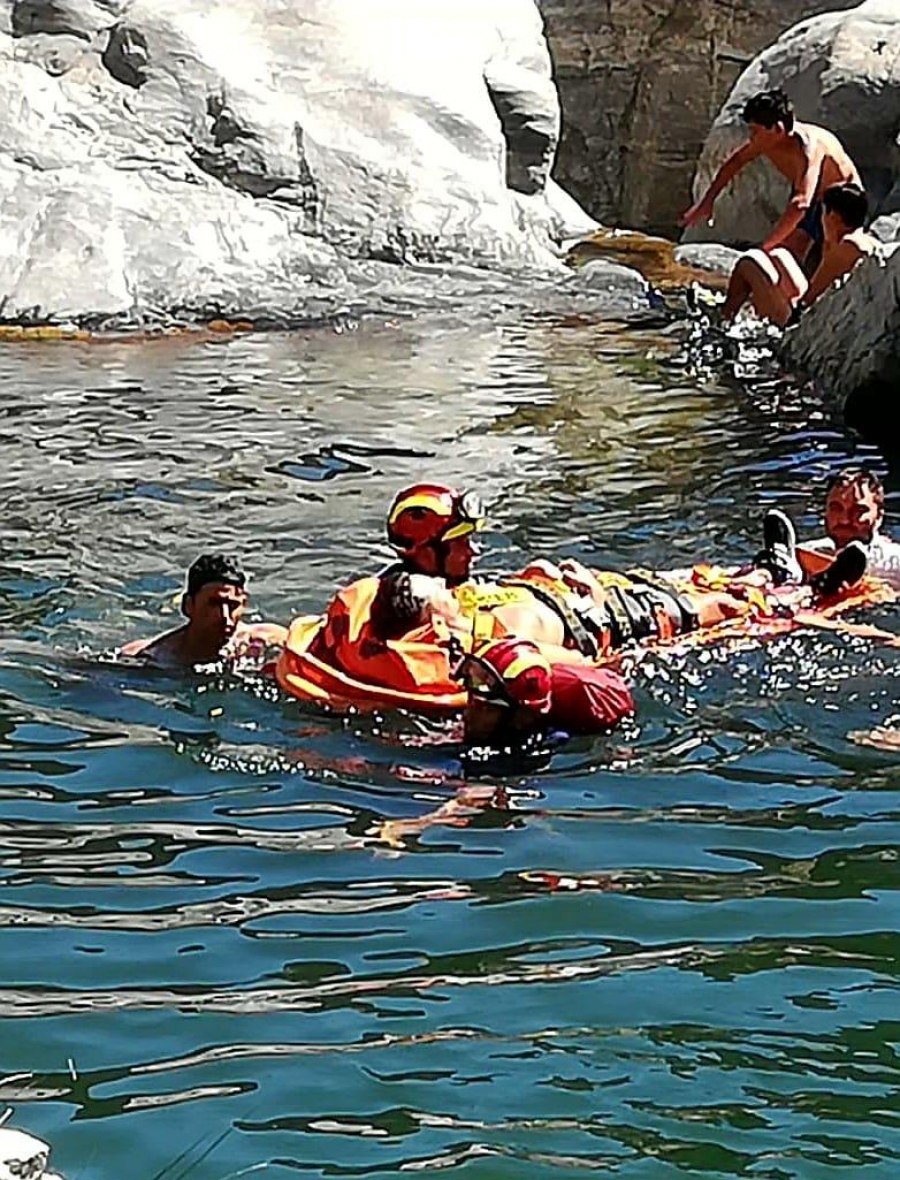 Bomberos rescatan a un joven que hacía barranquismo en El Charco de las Mozas, tras caerse al río y resultar herido en un hombro