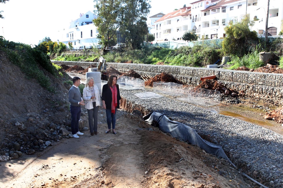 Las obras para la creación de un paseo fluvial con área de esparcimiento en el arroyo Benabolá se encuentran a más del 40 por ciento de ejecución y se completarán a finales de año