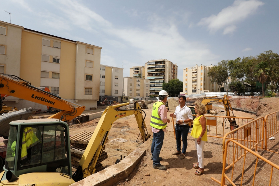 La construcción del aparcamiento de calle Doha entra en una nueva fase con el inicio de los trabajos de vaciado de la parcela tras la colocación de más de 340 micropilotes para estabilizar el terreno
