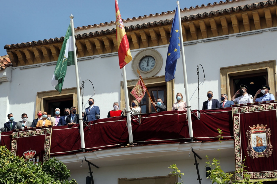 La colocación del Pendón de la ciudad en el balcón del Ayuntamiento y la izada de banderas marcan la jornada previa del Día Grande de Marbella en honor al Santo Patrón San Bernabé