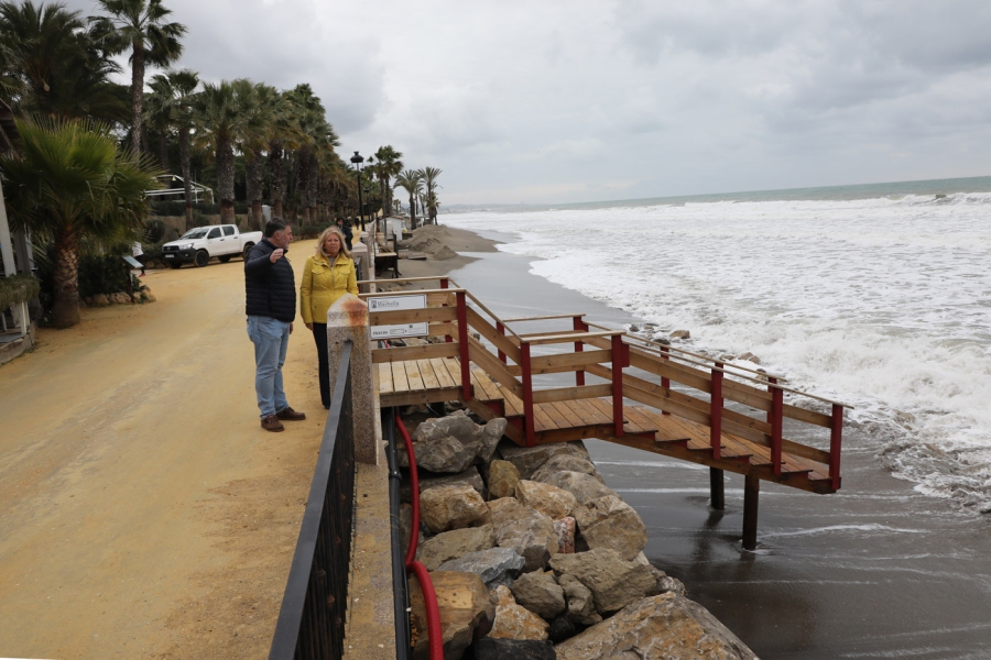 El Ayuntamiento cuantifica en medio millón de euros los daños en las playas por el temporal y la alcaldesa lamenta que “por la desidia del Gobierno central no se hayan hecho ya los espigones”