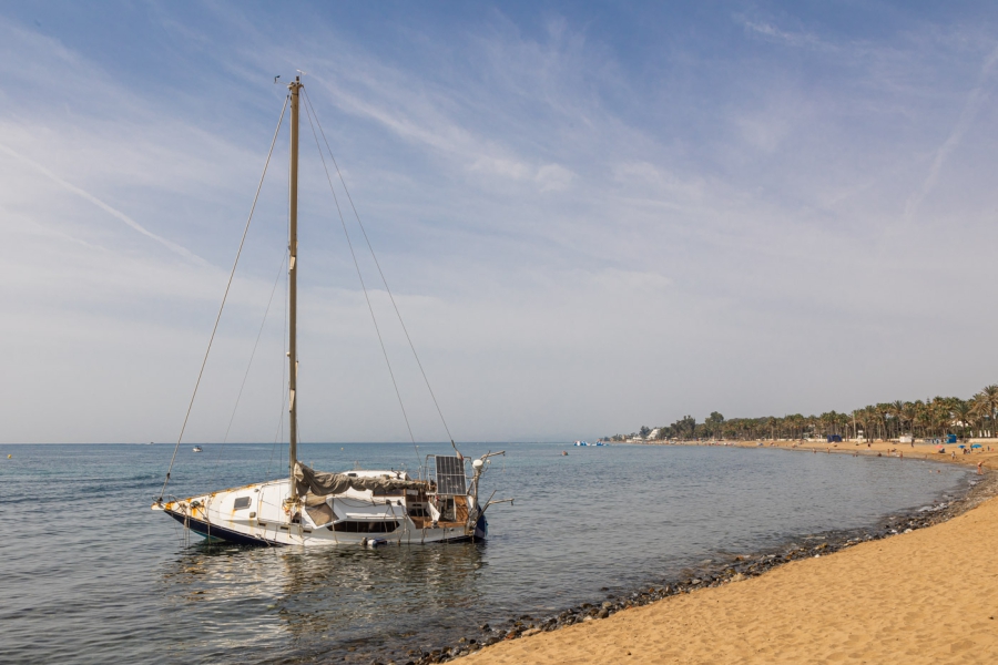 El Ayuntamiento programa para la próxima semana la retirada del velero encallado en la playa de San Pedro Alcántara e iniciará las labores para su desguace