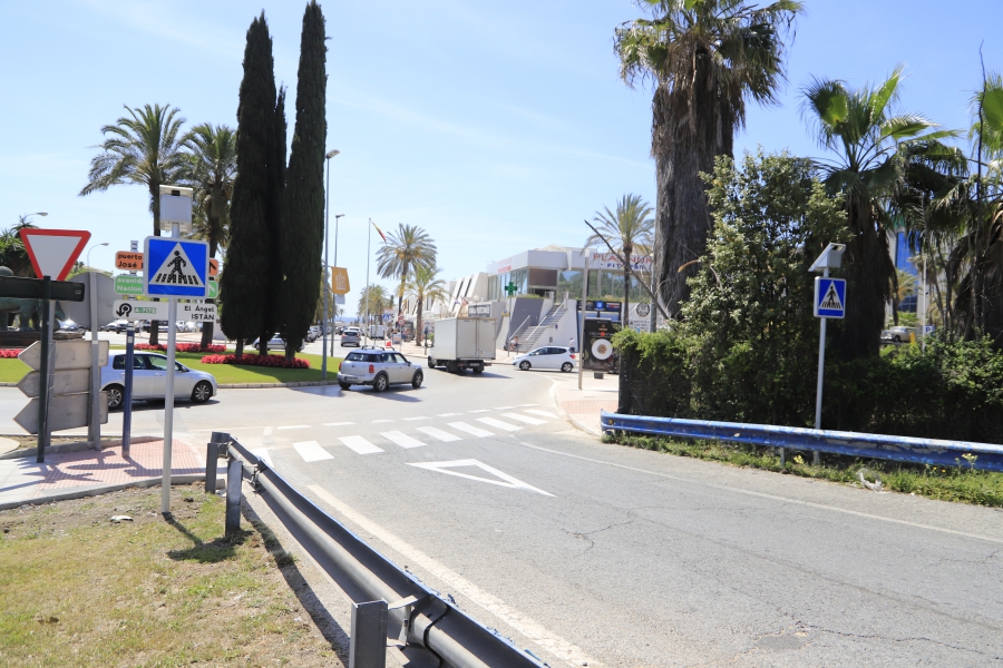 El Ayuntamiento mejora la seguridad vial en uno de los principales accesos a Puerto Banús