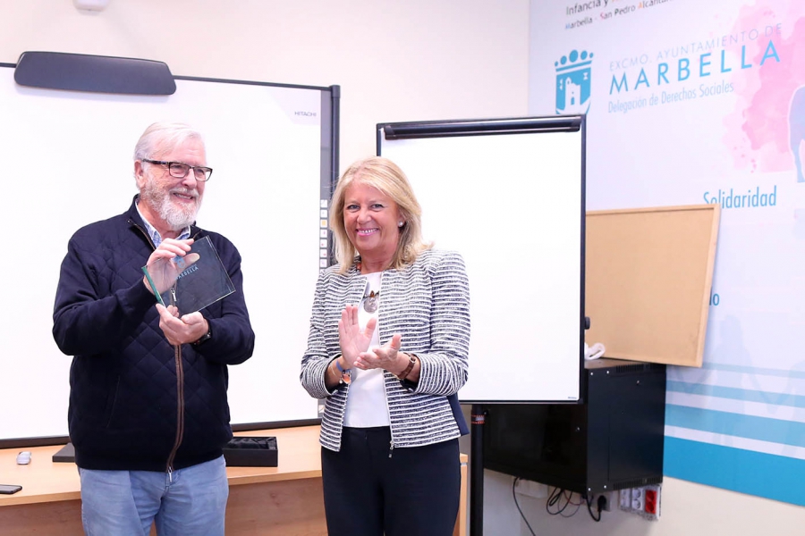 La alcaldesa reconoce la trayectoria de Luis Gámez, el primer trabajador social del Ayuntamiento